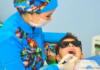 Der erste Zahnarztbesuch: Warum Milchzähne regelmäßig kontrolliert werden müssen
