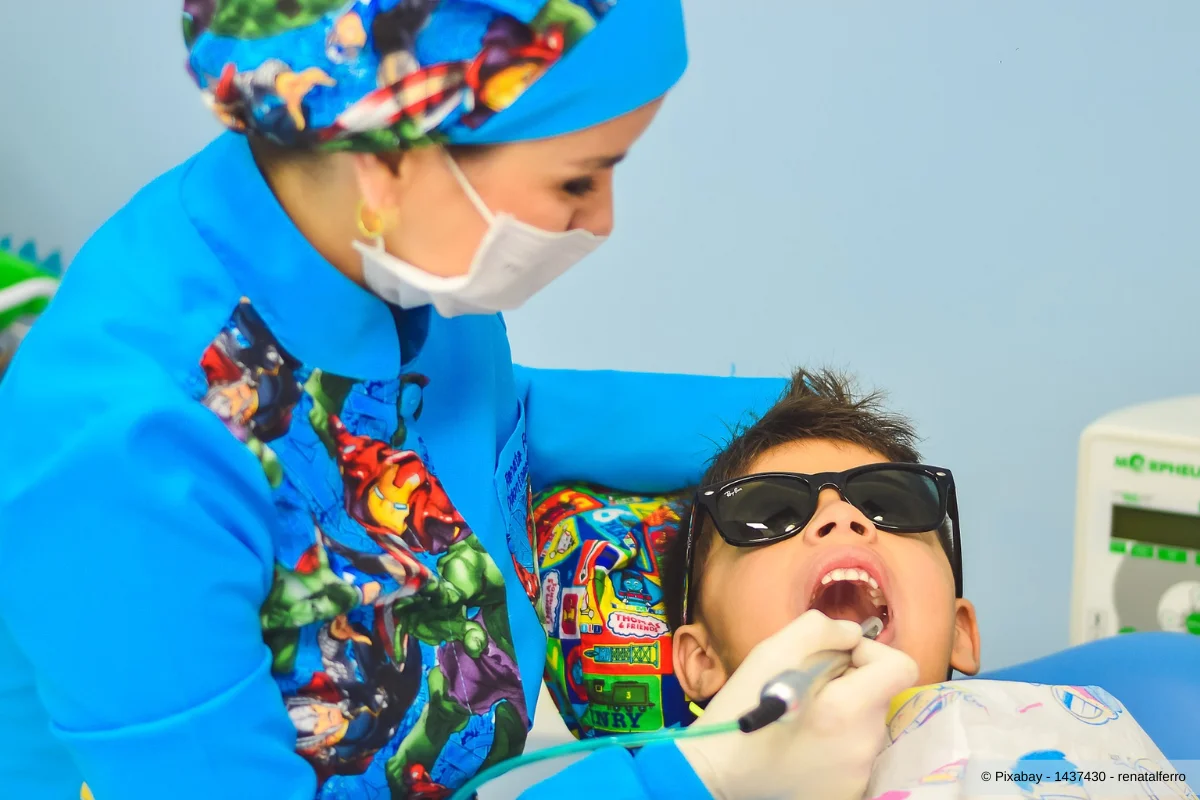Der erste Zahnarztbesuch: Warum Milchzähne regelmäßig kontrolliert werden müssen