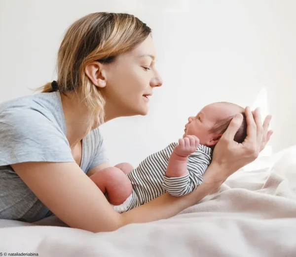 Mental Load nach der Geburt: Mutter mit Neugeborenem im Alltag zu Hause